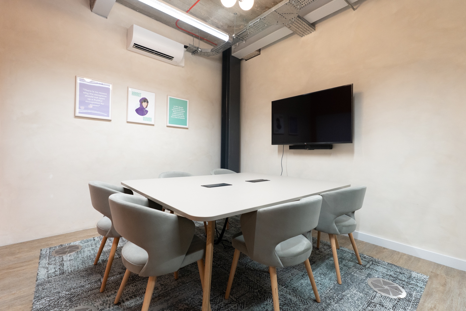 Photo of Aldgate East, Harriet