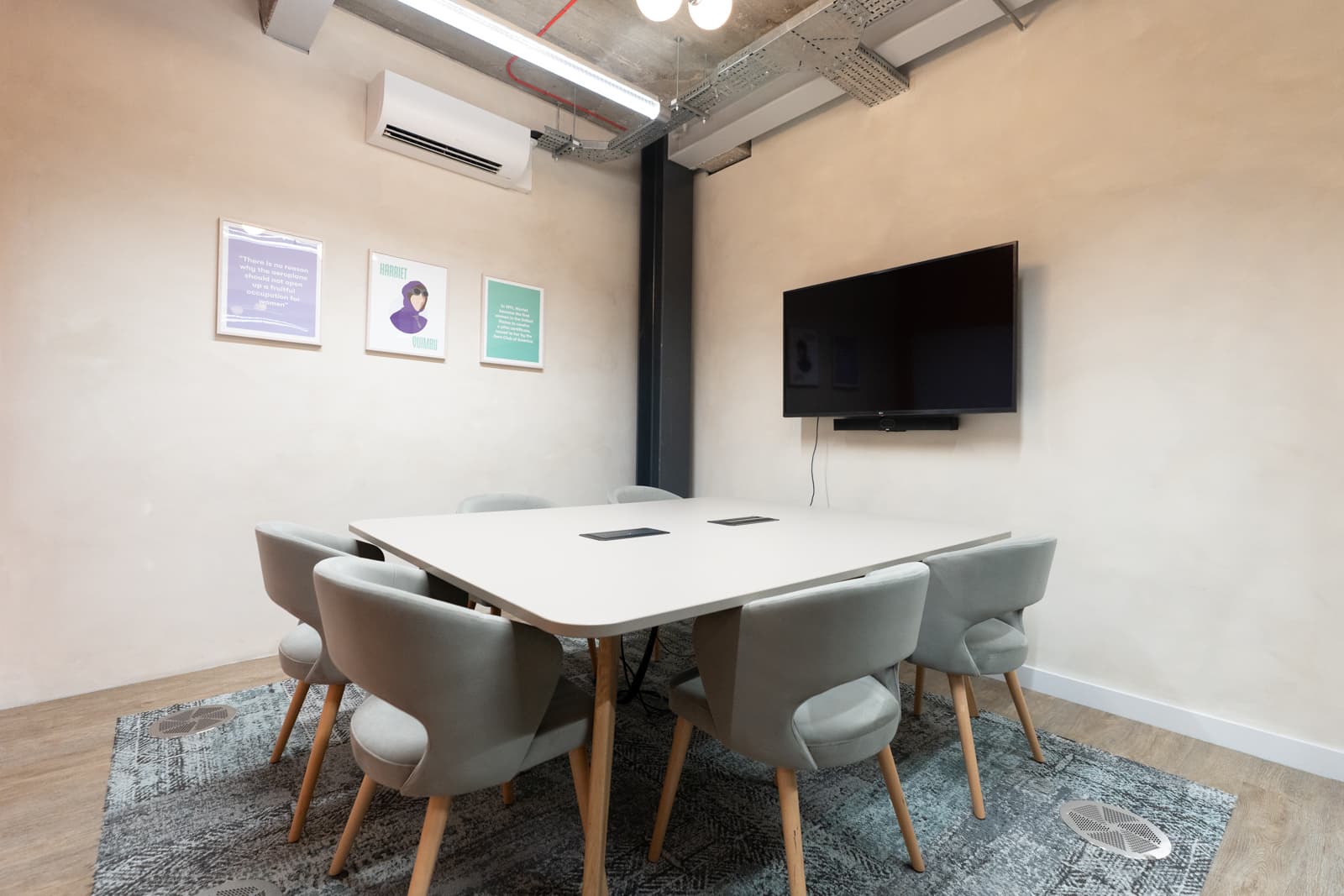 Aldgate East, Harriet photo #2