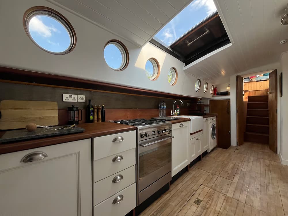 Exclusive Hire, Unitan Houseboat photo #4
