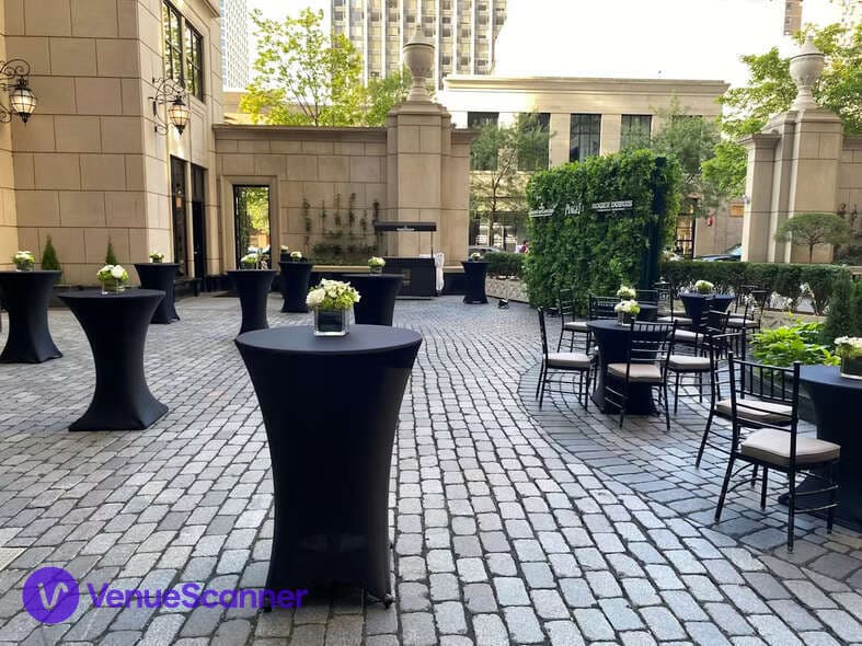 Courtyard, Waldorf Astoria Chicago photo #1