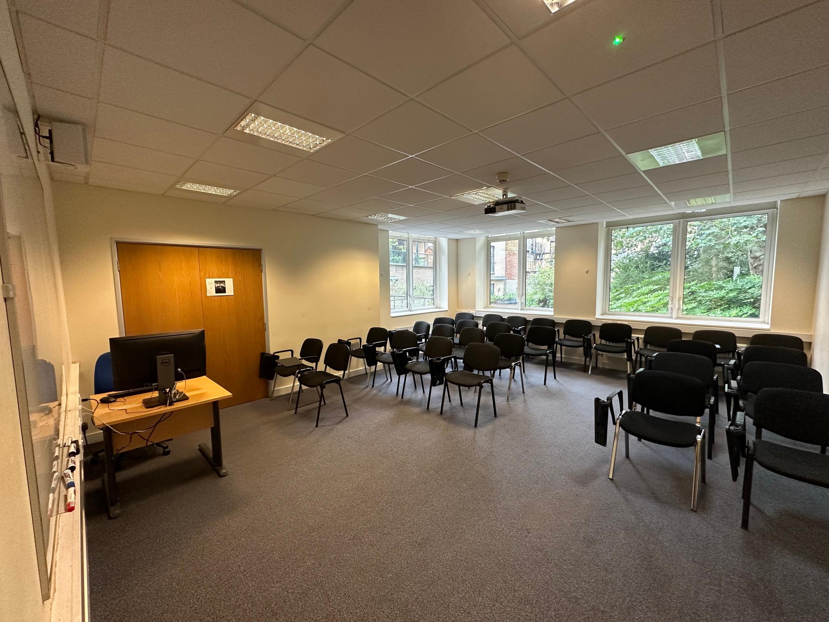 Classroom Up To 30, OMNES Education London School photo #1