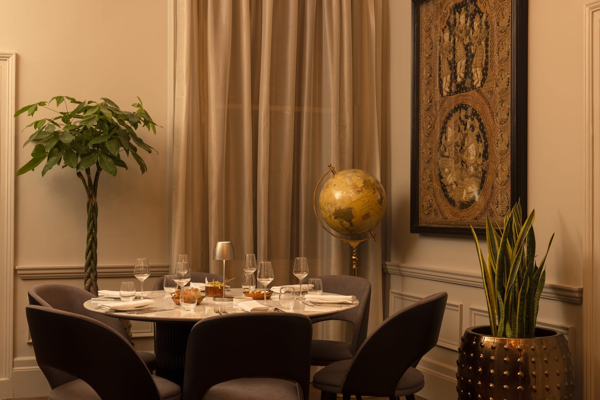 Photo of Holmes Hotel, The Parlour