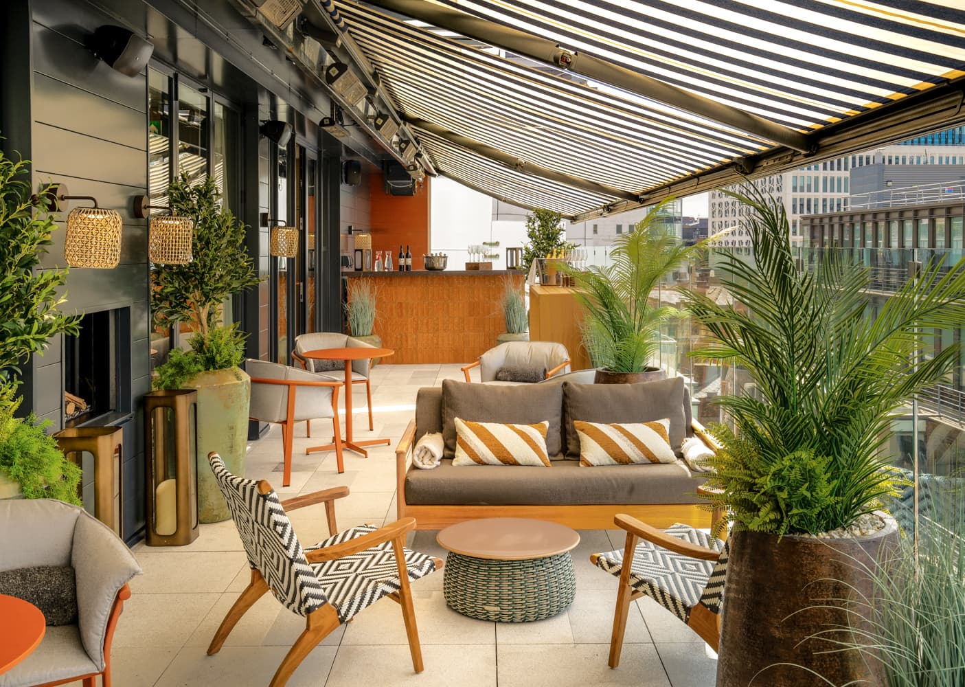 Sixth Floor South Terrace & Lounge
