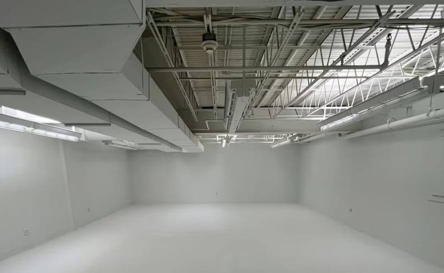 Photo of Deportee Studio, The White Room