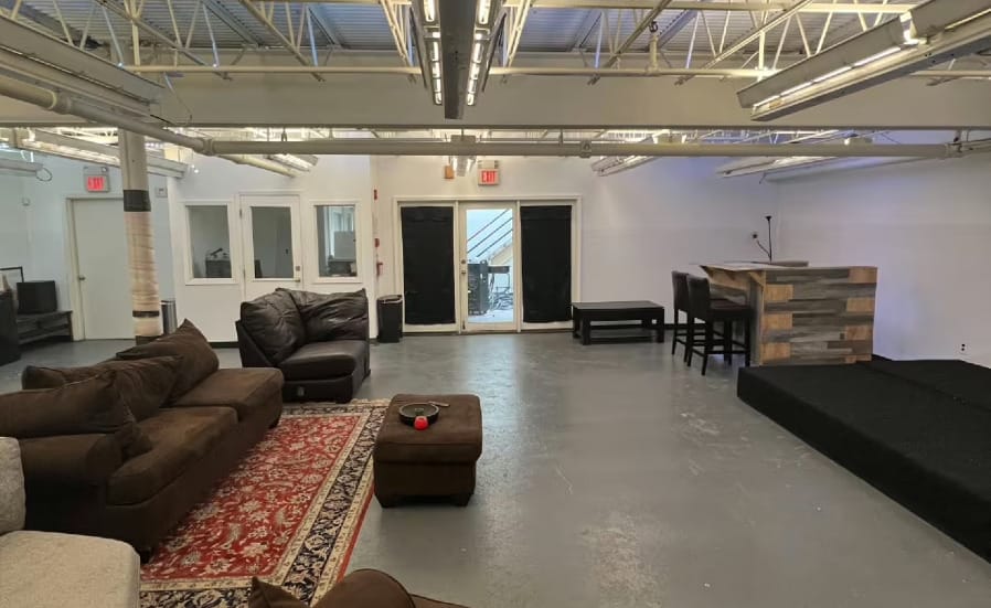 Photo of Deportee Studio, The Stage Room