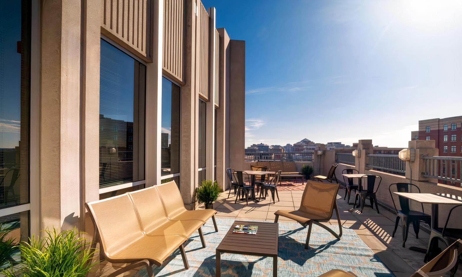 Outdoor Balcony, Venture X Arlington - Courthouse Metro photo #1