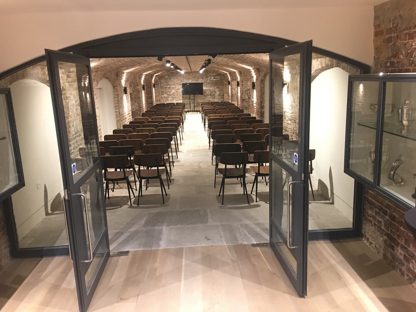 London Bridge Arches, Glaziers Hall photo #9